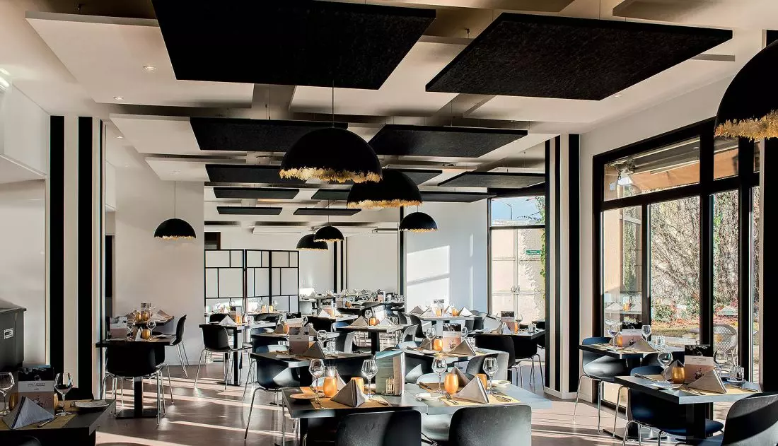 Wyspy sufitowe THERMATEX®
(dowolne kształty) pomagają w uzyskaniu przyjaznej akustyki we wnętrzach, w których z założenia panuje wysoki poziom hałasu ©
KNAUF CEILING SOLUTIONS