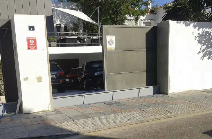 Zapora chroniąca przed zalaniem posesję prywatną  (Malaga, Hiszpania)