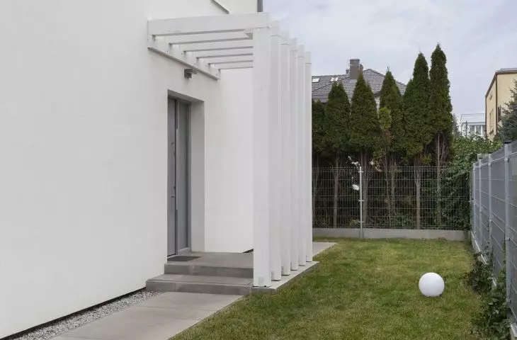 The entrance to the house was placed on the side