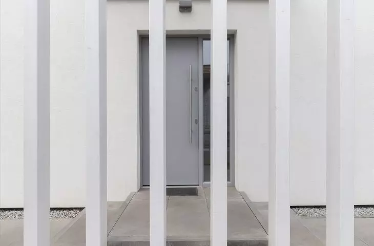 Wertykalne formy przesłaniają wejście