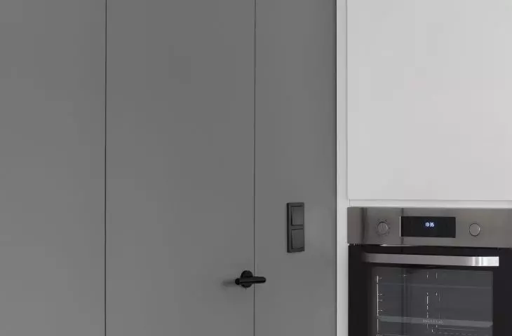 Grey wall in the kitchen 