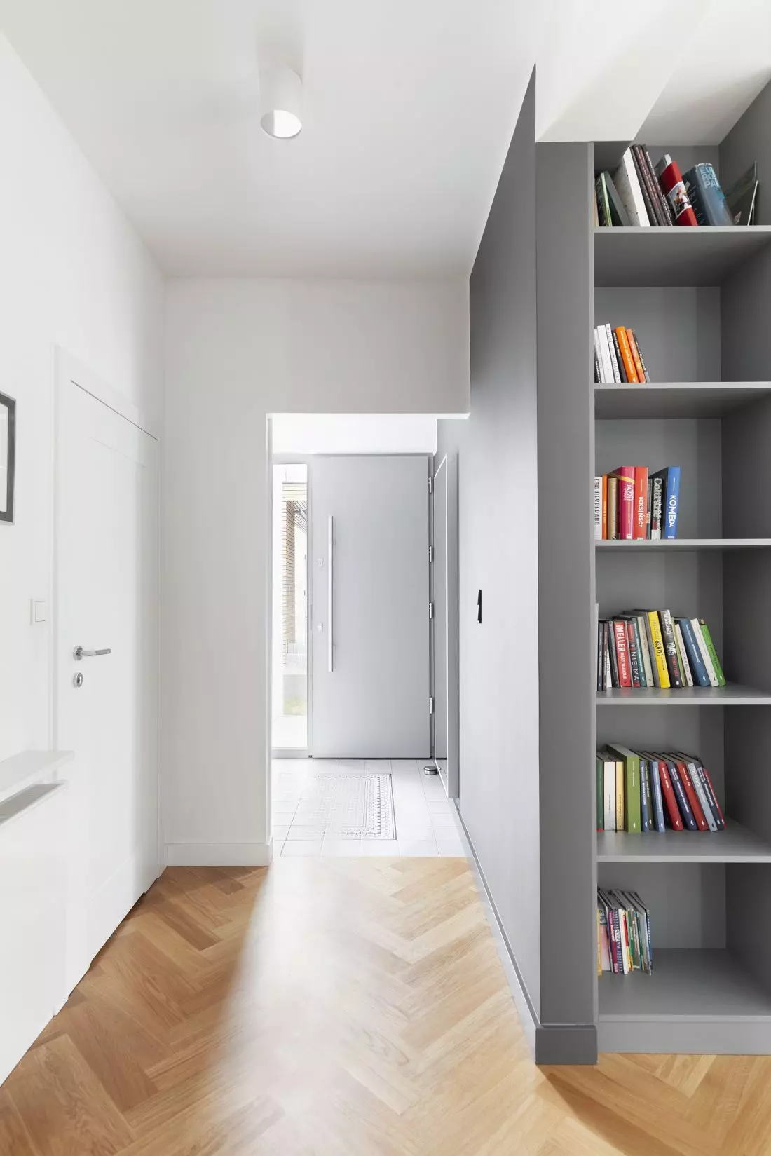 Biblioteczka i korytarz