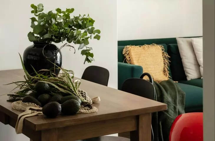 kuchnię od salonu oddziela duży, drewniany stół