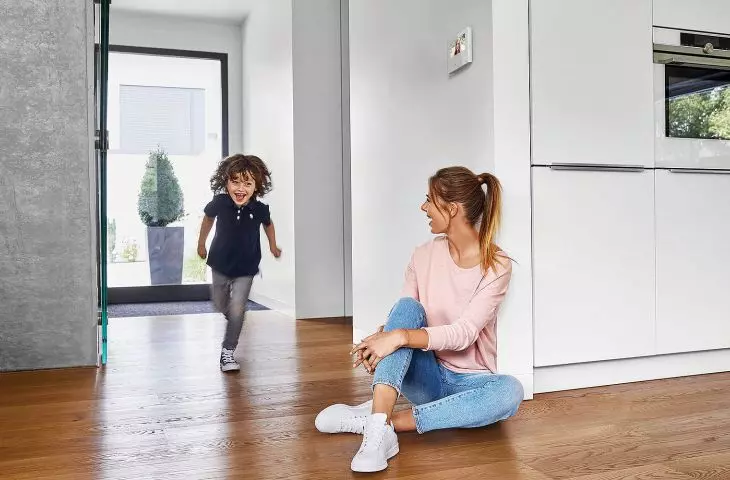 Cienka, elegancka obudowa wewnętrznej stacji wideo ABB-Welcome 4,3 cala, 