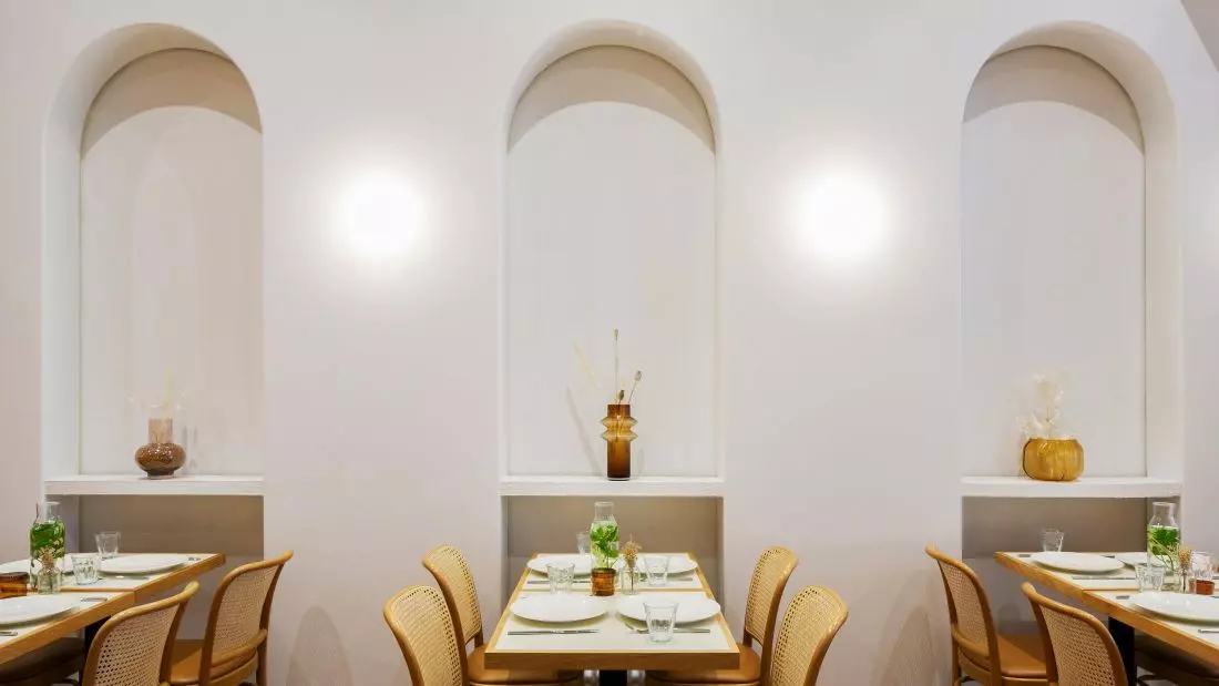 Łukowate wnęki
i stoliki w BEAM Café