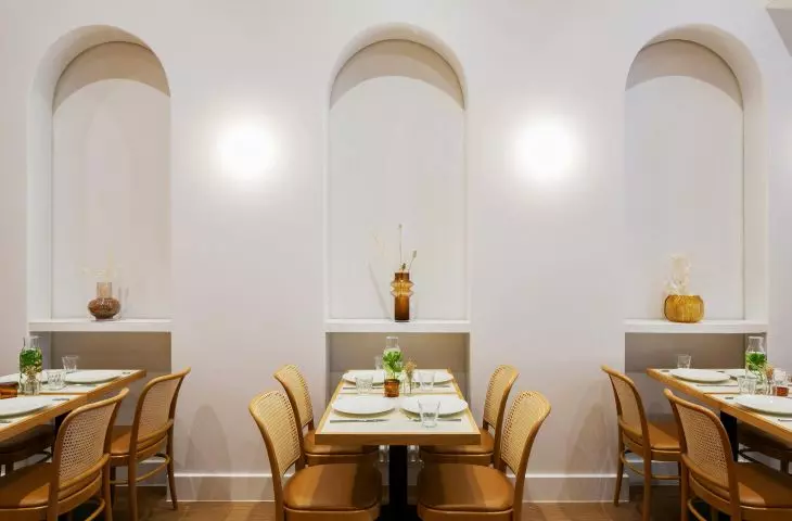 Łukowate wnęki i stoliki w BEAM Café