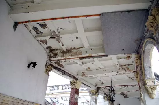 zniszczone ceilings