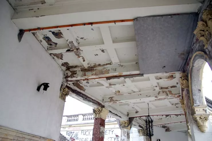 zniszczone ceilings