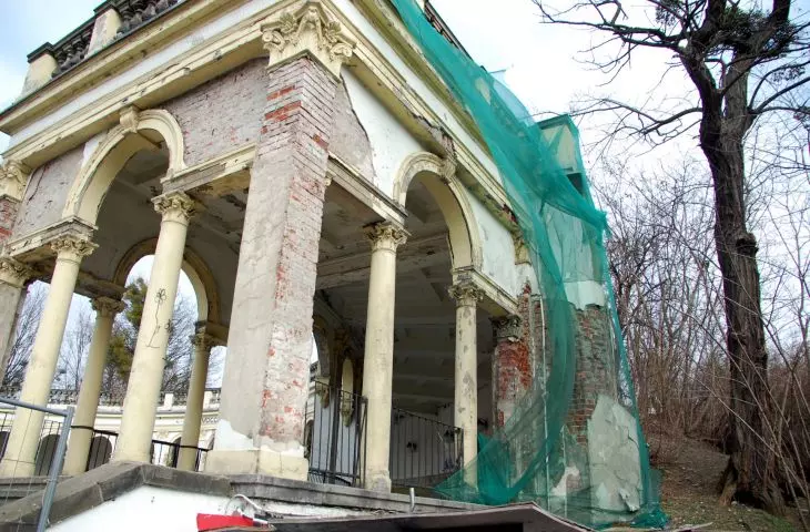 colonnade fragment