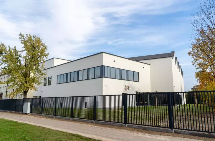 Biały budynek hali sportowej