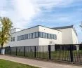 Biały budynek hali sportowej