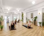 Ashtanga joga w jasnych przestrzeniach