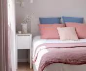 Sypialnia utrzymana jest w różach i błękitach 