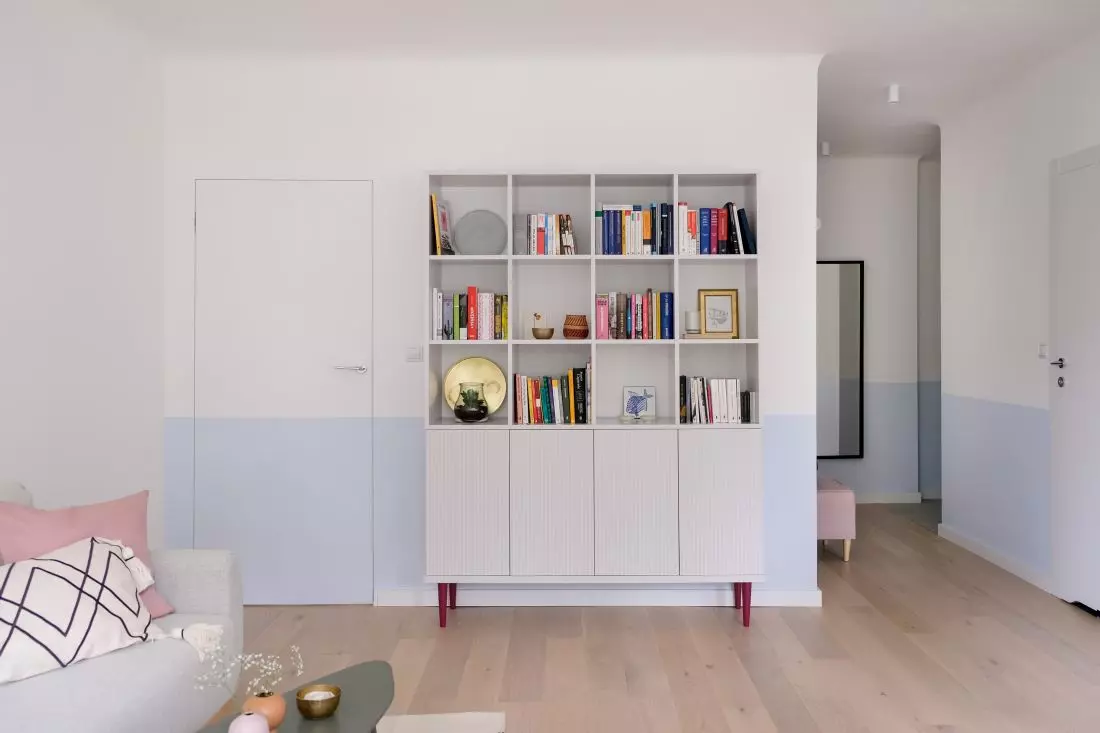 Salon
i biblioteczka w mieszkaniu na Muranowie