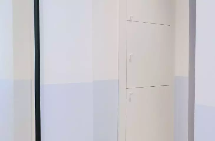 Błękitny pas ciągnie się przez wszystkie ściany