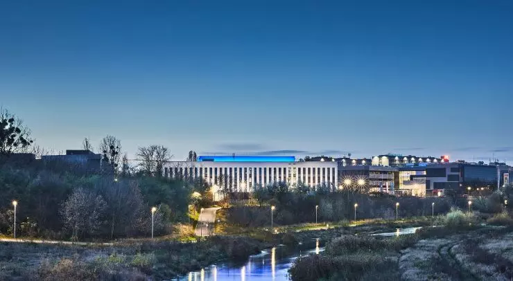 Budynek Wydziału Architektury Politechniki Poznańskiej z&nbsp;oświetleniem od Lena Lighting