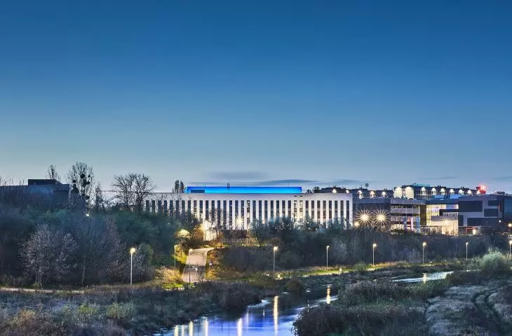 Budynek Wydziału Architektury Politechniki Poznańskiej z oświetleniem od Lena Lighting