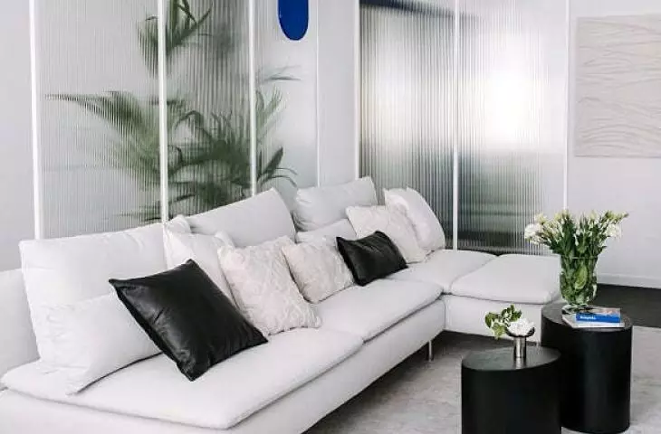 salon wydzielony szklanymi ściankami 