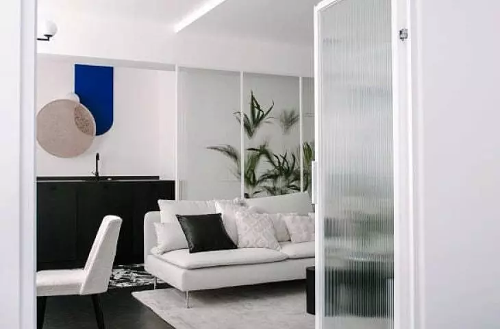 widok na salon i otwartą kuchnię