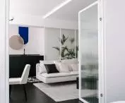 widok na salon i otwartą kuchnię