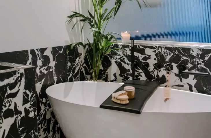 szkło ornamentowe doświetla ciemną łazienkę