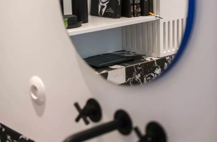 kobaltowy akcent w łazience