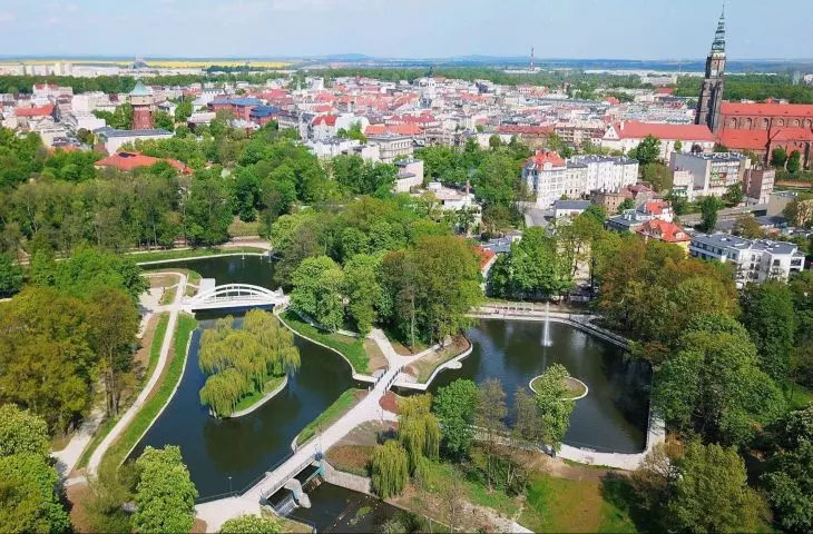 Widok z lotu ptaka na zrewitalizowane tereny zielone w Świdnicy