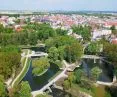 Widok z lotu ptaka na zrewitalizowane tereny zielone w Świdnicy