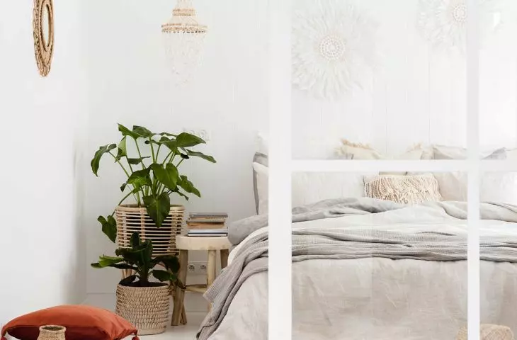 jasna sypialnia w klimacie boho