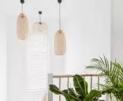 The whiteness of the walls is broken by plants and accessories made of natural materials