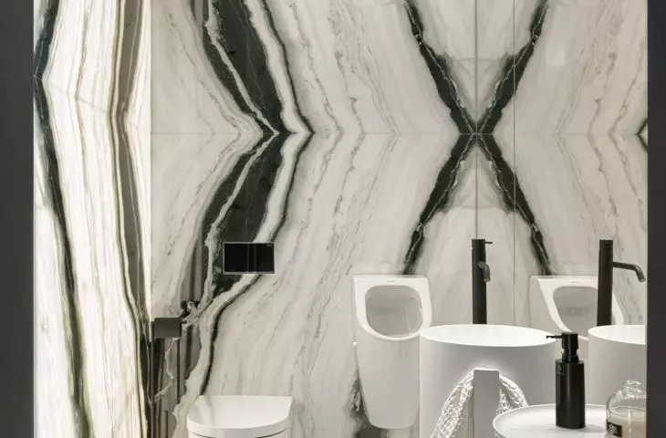 Bathroom with decorative stone on the wall