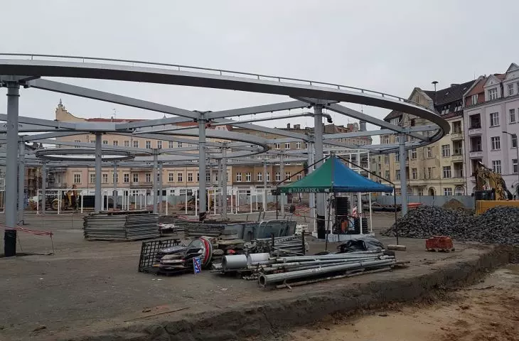 Lazarus Market - the construction of a common canopy for traders is already visible.