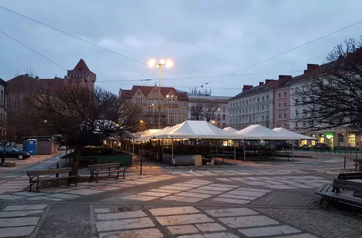 Wielkopolska Square - the recreational part was set up several years ago unfortunate on the north side. 