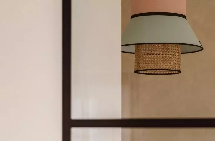 Słomiana lampa w pastelowych kolorach