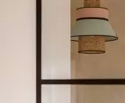 Słomiana lampa w pastelowych kolorach