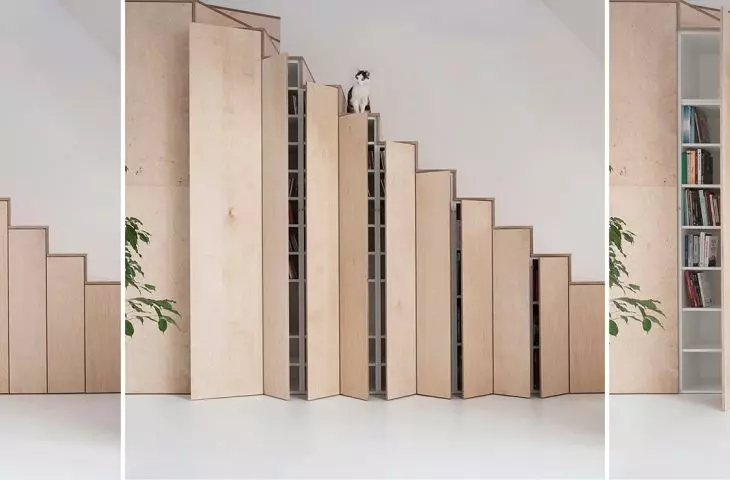 Schody skrywają biblioteczkę