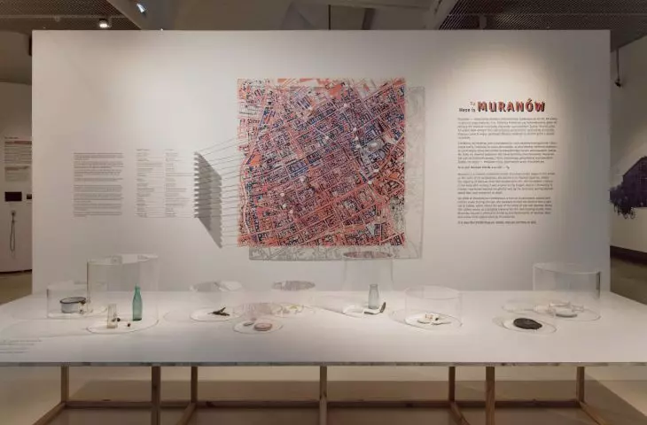 mapa Muranowa w postaci dwóch nałożonych na siebie planów dzielnicy – przedwojennego i współczesnego 