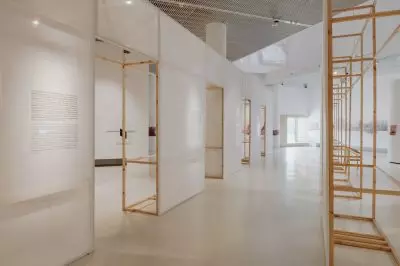 konstrukcja symbolicznie przypomina o nieistniejącej ulicy Nalewki konstrukcja symbolicznie przypomina o nieistniejącej ulicy Nalewki