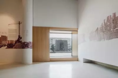 częścią aranżacji jest okno z widokiem na Pomnik Bohaterów Getta częścią aranżacji jest okno z widokiem na Pomnik Bohaterów Getta