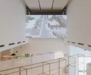 na wystawie wyświetlany jest film ze współcześnie nagranego przelotu drona nad przedwojennym biegiem ulicy Nalewki