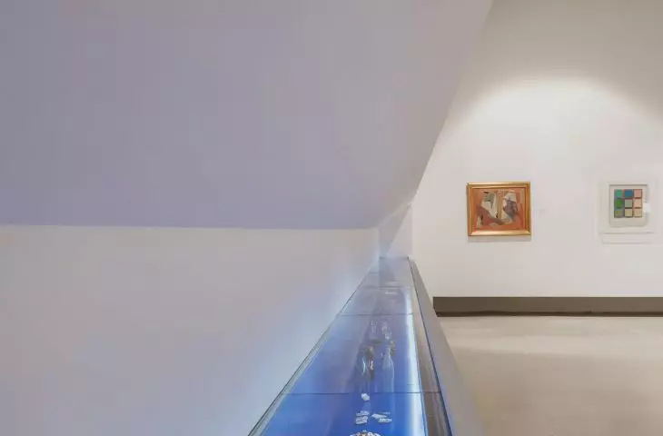 długa gablota pozwoliła na zaprezentowanie większej liczby artefaktów