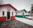Widok zewnętrzny na różnokolorowe domki z Psiej Wioski