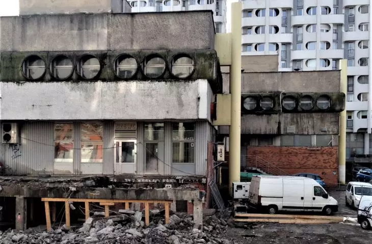 trwający remont esplanady