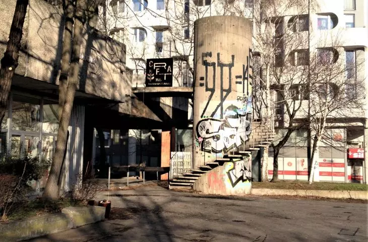 The technical condition of the pedestrian route poses a danger to users