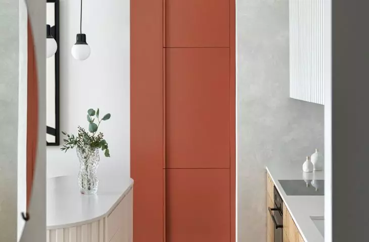Kitchen with built-in refrigerator 