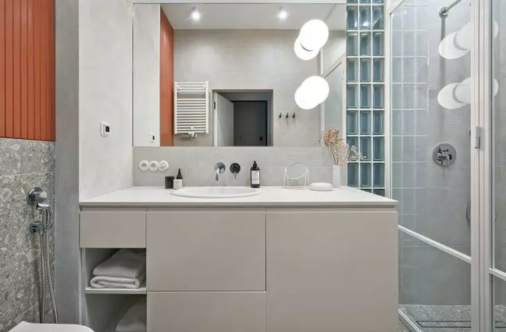 Bathroom with accents of color
