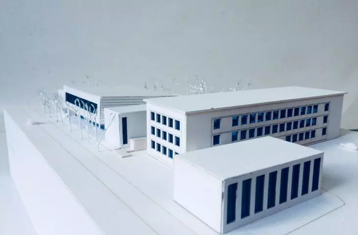 Basen w Krakowie obok szkoły podstawowej, makieta