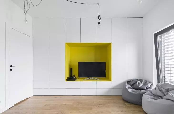 Room with yellow recesses POZ_19