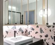 przestrzeń łazienki optycznie powiększają lustra