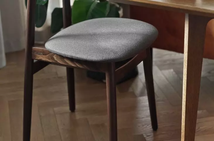 Wygodne krzesła w stylu mid-century modern